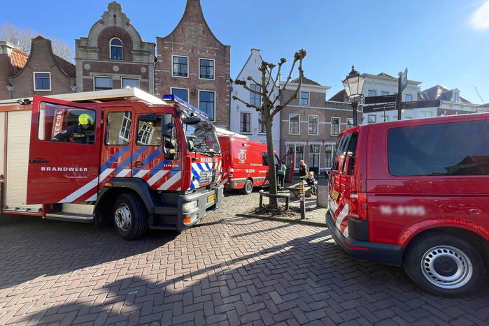 Man raakte te water en klimt zelf omhoog