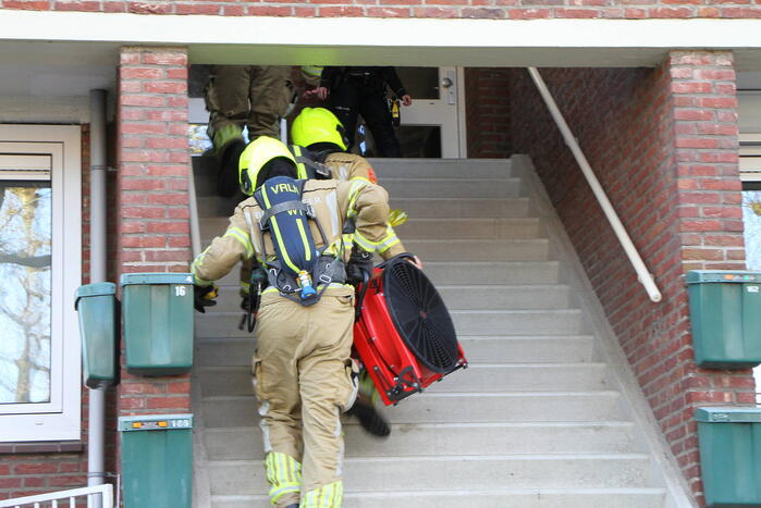 Omwonenden zien rook in portiekwoning