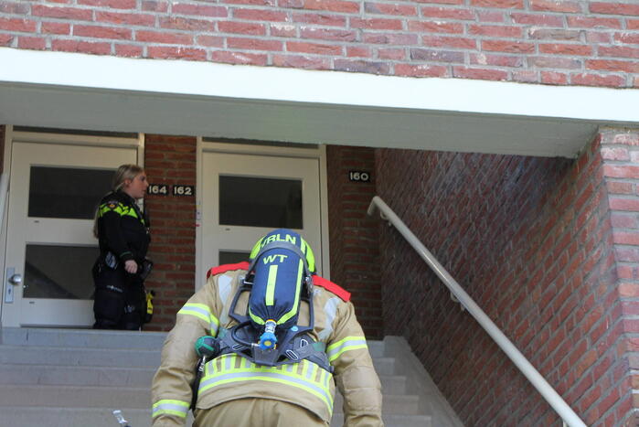 Omwonenden zien rook in portiekwoning