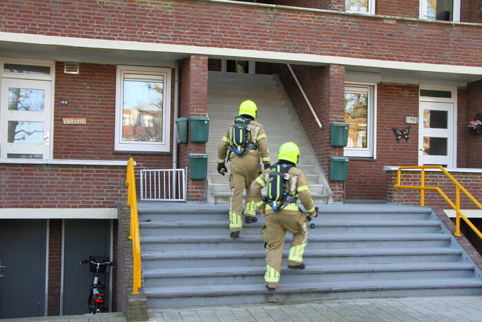 Omwonenden zien rook in portiekwoning