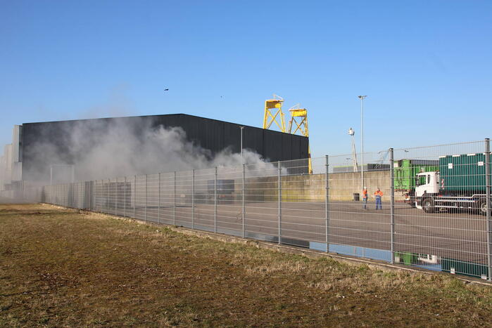 Veel rook bij brand in afvalverwerkingsbedrijf