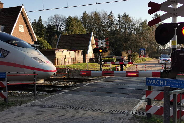 Treinen rijden met lastgeving door persoon op spoor