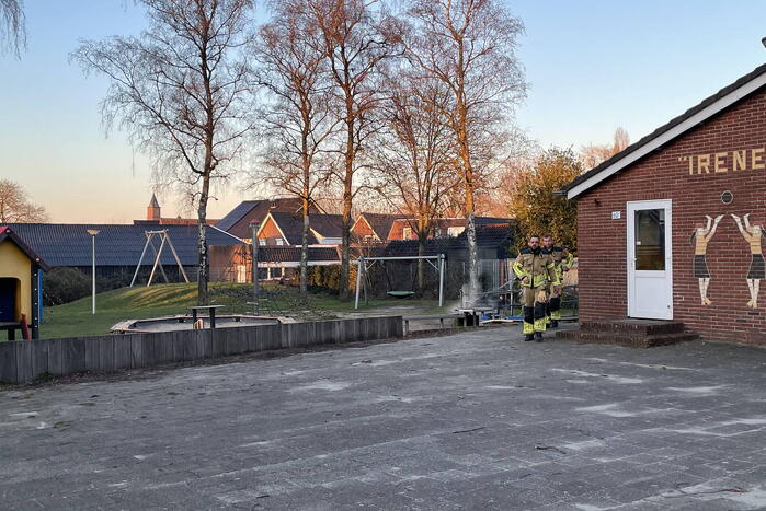 Houten bank in speeltuin in brand