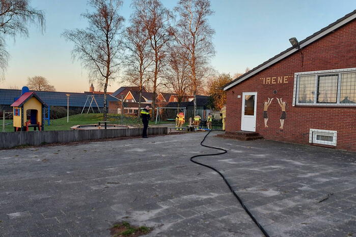 Houten bank in speeltuin in brand