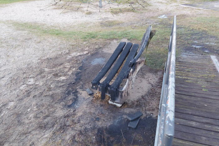 Houten bank in speeltuin in brand