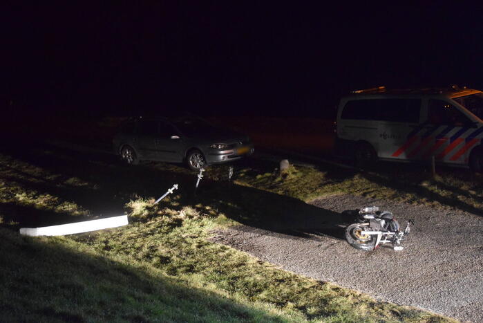 Motorrijder mist bocht en ramt verkeersbord