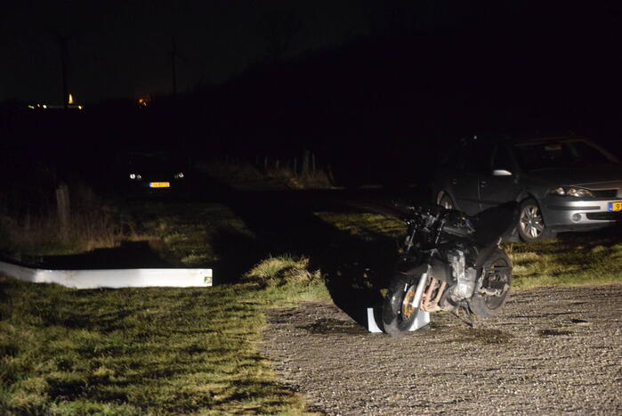 Motorrijder mist bocht en ramt verkeersbord