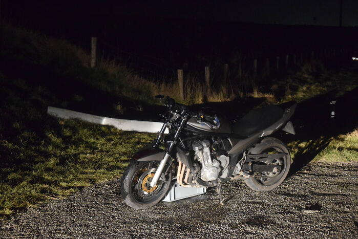 Motorrijder mist bocht en ramt verkeersbord