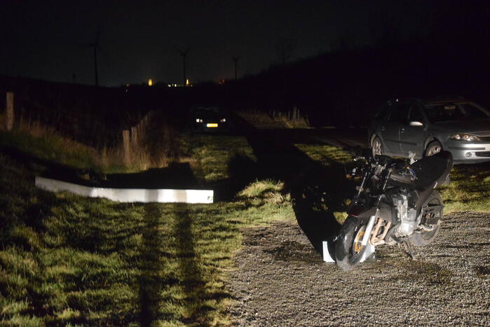 Motorrijder mist bocht en ramt verkeersbord