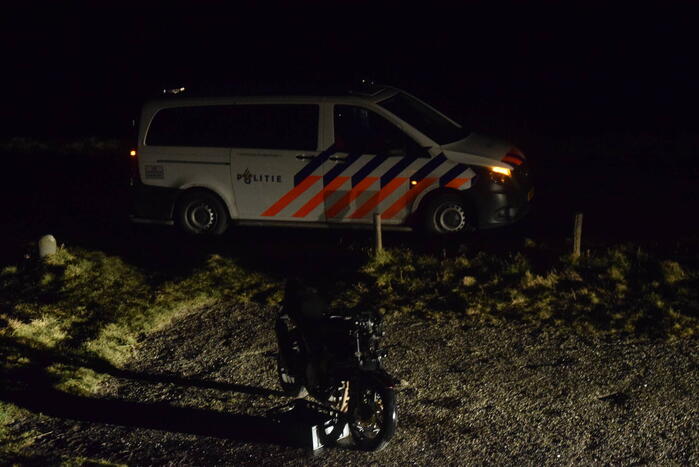 Motorrijder mist bocht en ramt verkeersbord