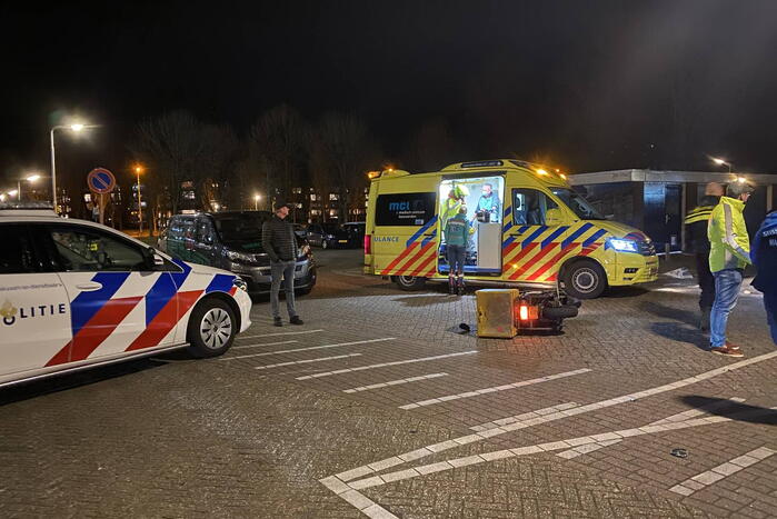 Auto botst op auto die scooter aanrijdt