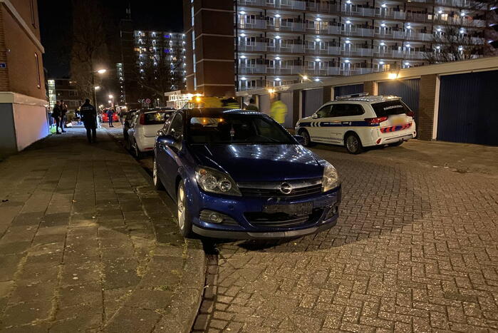 Auto botst op auto die scooter aanrijdt