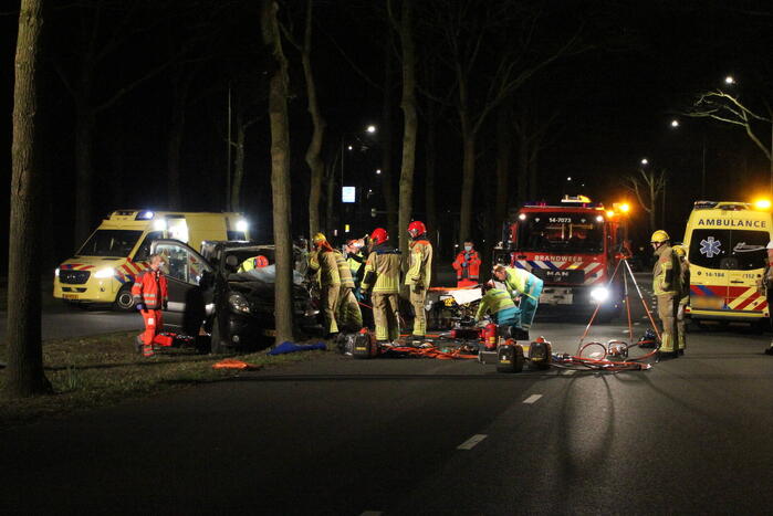 Bestuurder zwaargewond bij botsing met boom