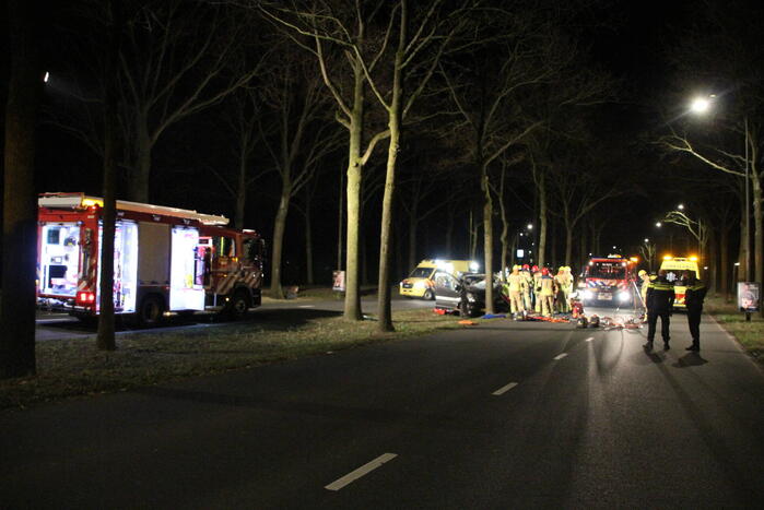 Bestuurder zwaargewond bij botsing met boom