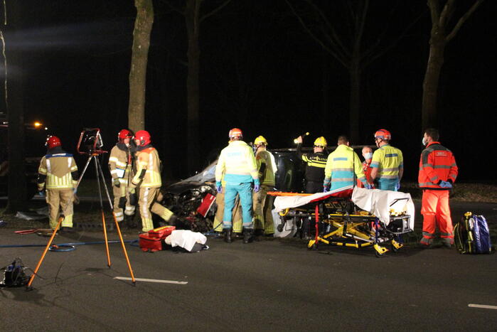 Bestuurder zwaargewond bij botsing met boom