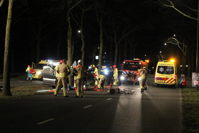 Bestuurder zwaargewond bij botsing met boom