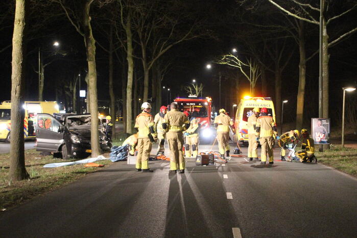 Bestuurder zwaargewond bij botsing met boom