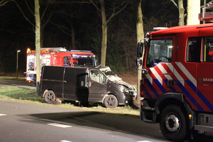 Bestuurder zwaargewond bij botsing met boom