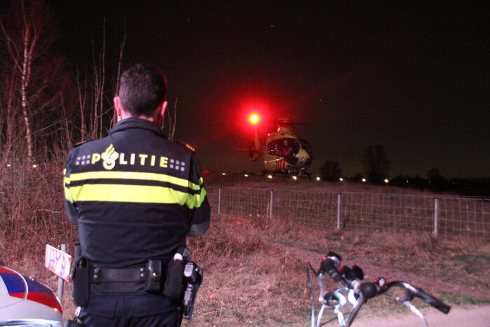 Bestuurder zwaargewond bij botsing met boom