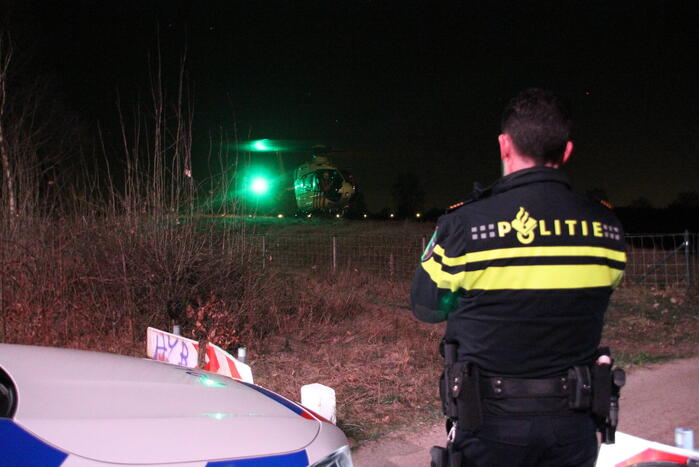 Bestuurder zwaargewond bij botsing met boom