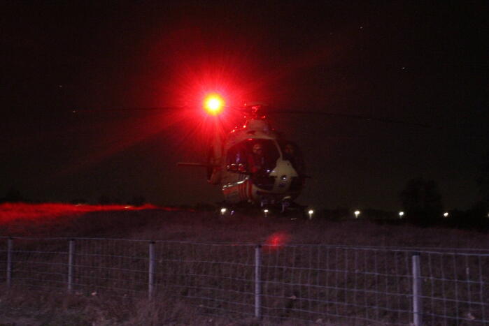 Bestuurder zwaargewond bij botsing met boom