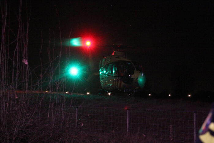 Bestuurder zwaargewond bij botsing met boom