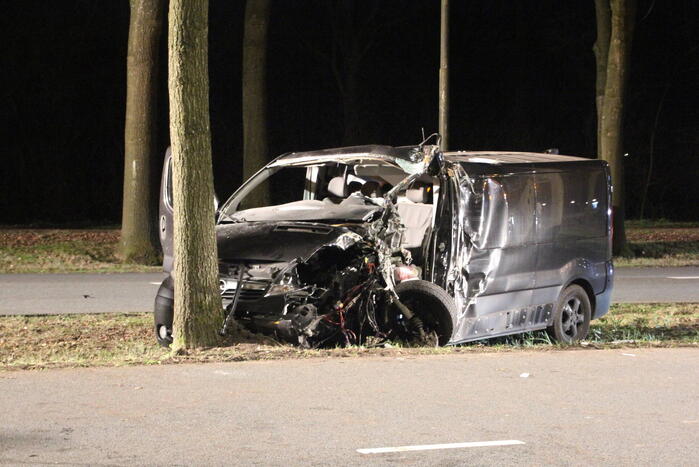Bestuurder zwaargewond bij botsing met boom