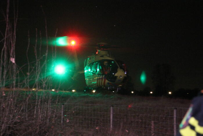 Bestuurder zwaargewond bij botsing met boom