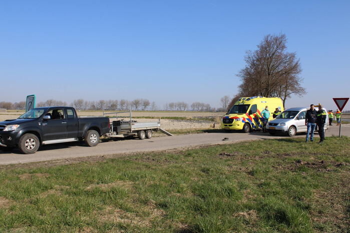 Brommerrijder gewond bij botsing met bestelbus