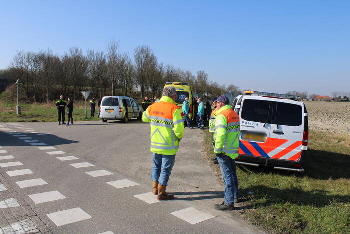 Brommerrijder gewond bij botsing met bestelbus