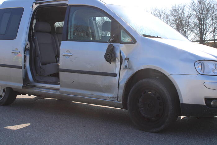 Brommerrijder gewond bij botsing met bestelbus