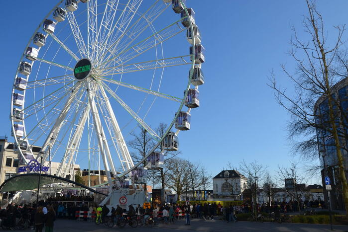 Enorme rij voor gratis rondje in Arcadia-reuzenrad