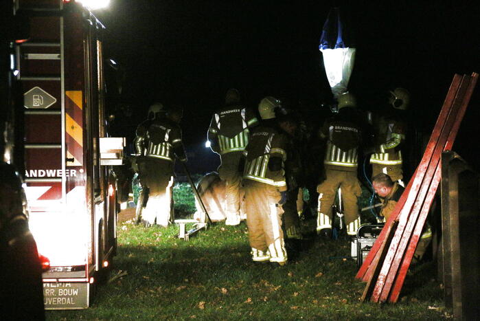 Brandweer helpt paard omhoog