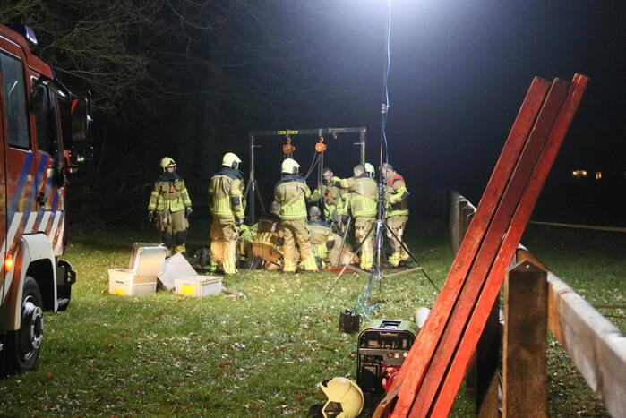 Brandweer helpt paard omhoog