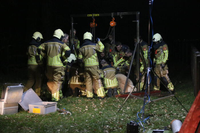 Brandweer helpt paard omhoog