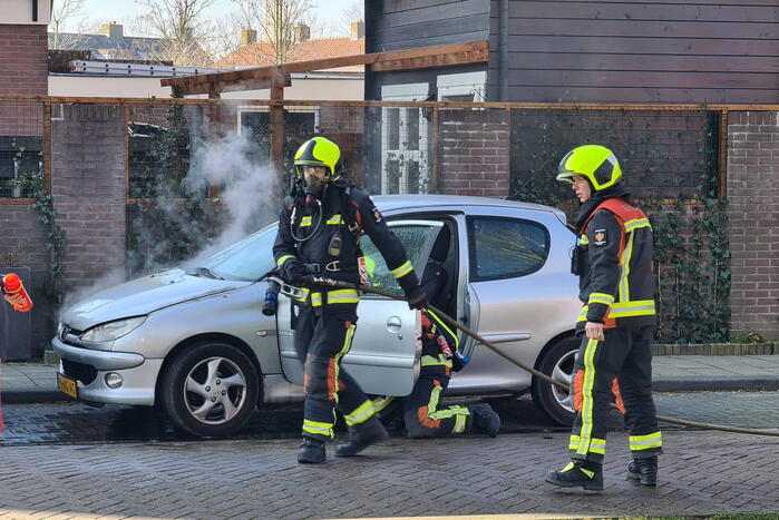 Auto zwaar beschadigd vanwege brand