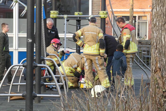 Kind vast in speeltoestel