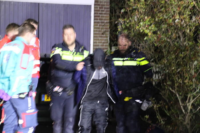 Autodief raakt bekneld tijdens stelen van auto