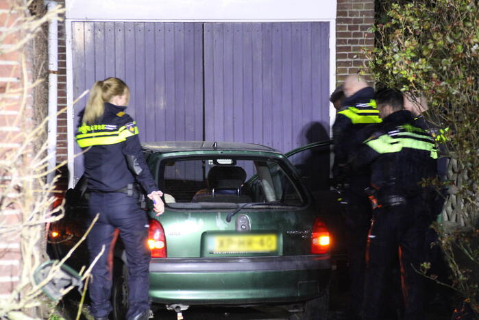 Autodief raakt bekneld tijdens stelen van auto