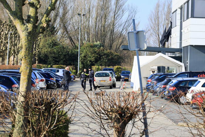 Wild-west-tafereel met automatisch wapen op parkeerplaats Leonardo Hotel