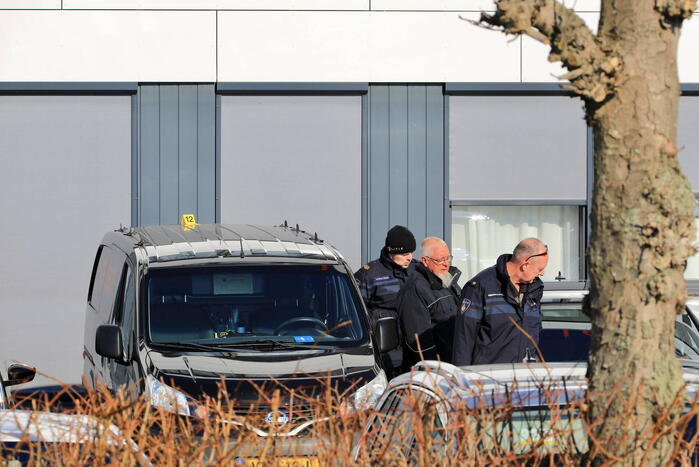 Wild-west-tafereel met automatisch wapen op parkeerplaats Leonardo Hotel