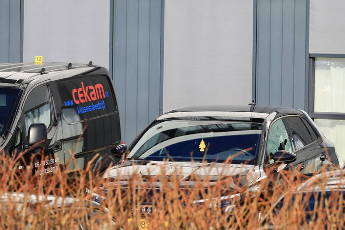 Wild-west-tafereel met automatisch wapen op parkeerplaats Leonardo Hotel