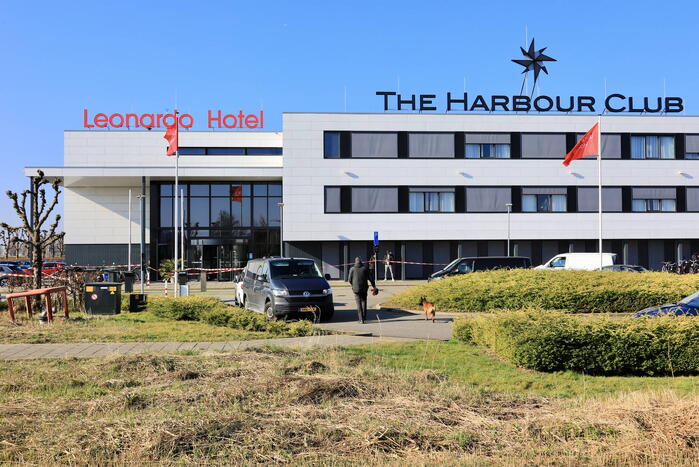 Wild-west-tafereel met automatisch wapen op parkeerplaats Leonardo Hotel