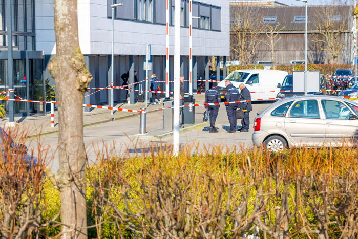 Wild-west-tafereel met automatisch wapen op parkeerplaats Leonardo Hotel