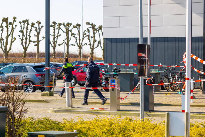Wild-west-tafereel met automatisch wapen op parkeerplaats Leonardo Hotel