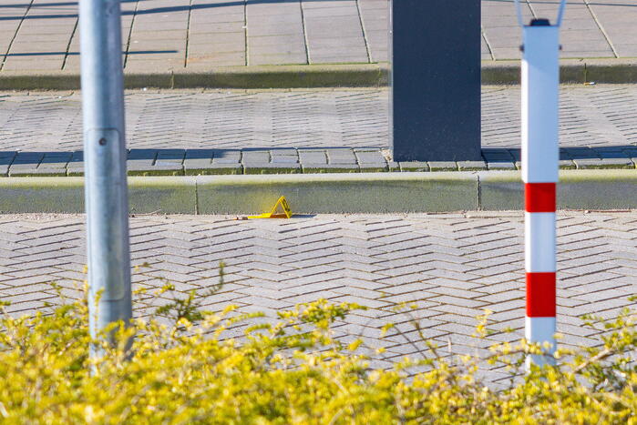 Wild-west-tafereel met automatisch wapen op parkeerplaats Leonardo Hotel