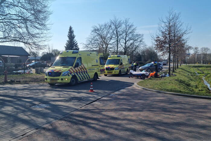 Twee wielrenners gewond bij botsing