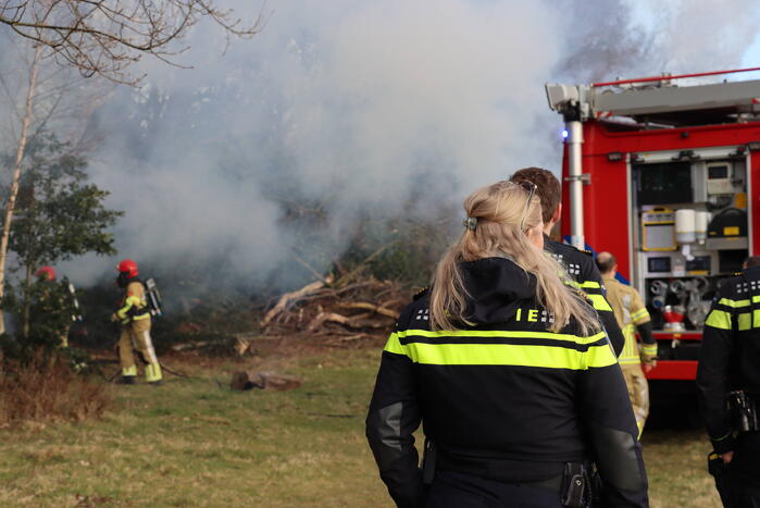 Veel rook bij brand in bosschage