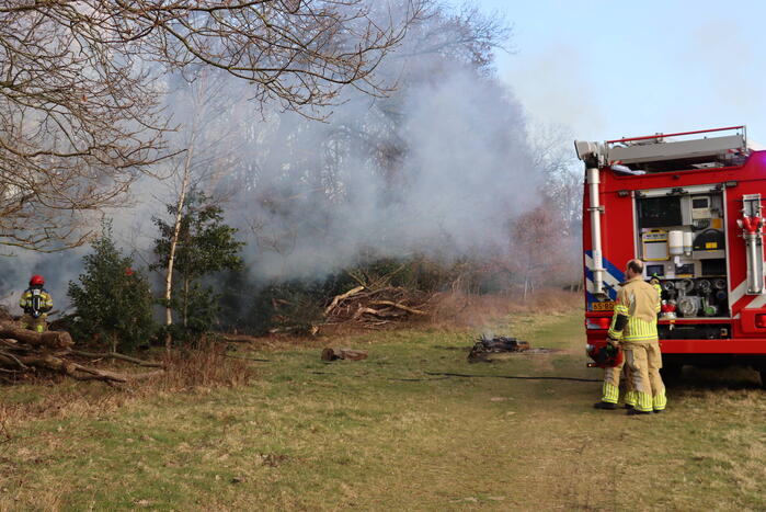 Veel rook bij brand in bosschage
