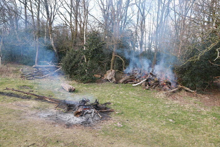 Veel rook bij brand in bosschage